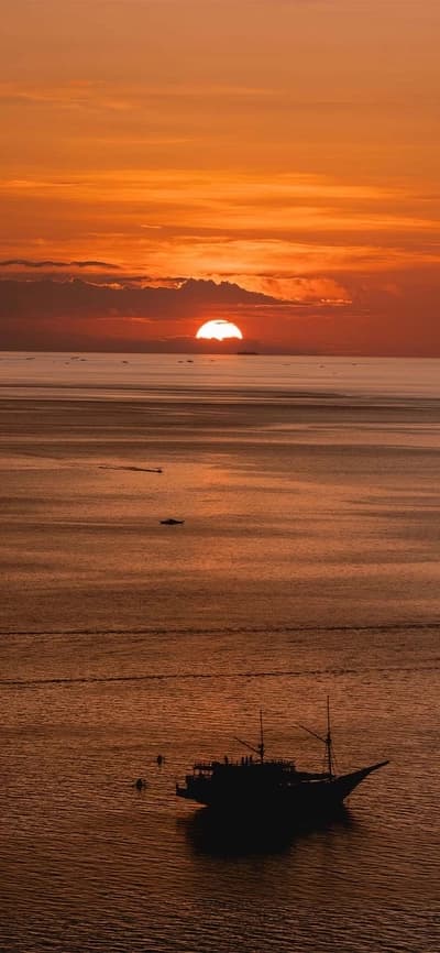 노르웨이 연안의 노을 풍경