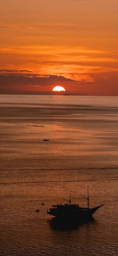 노르웨이 연안의 노을 풍경